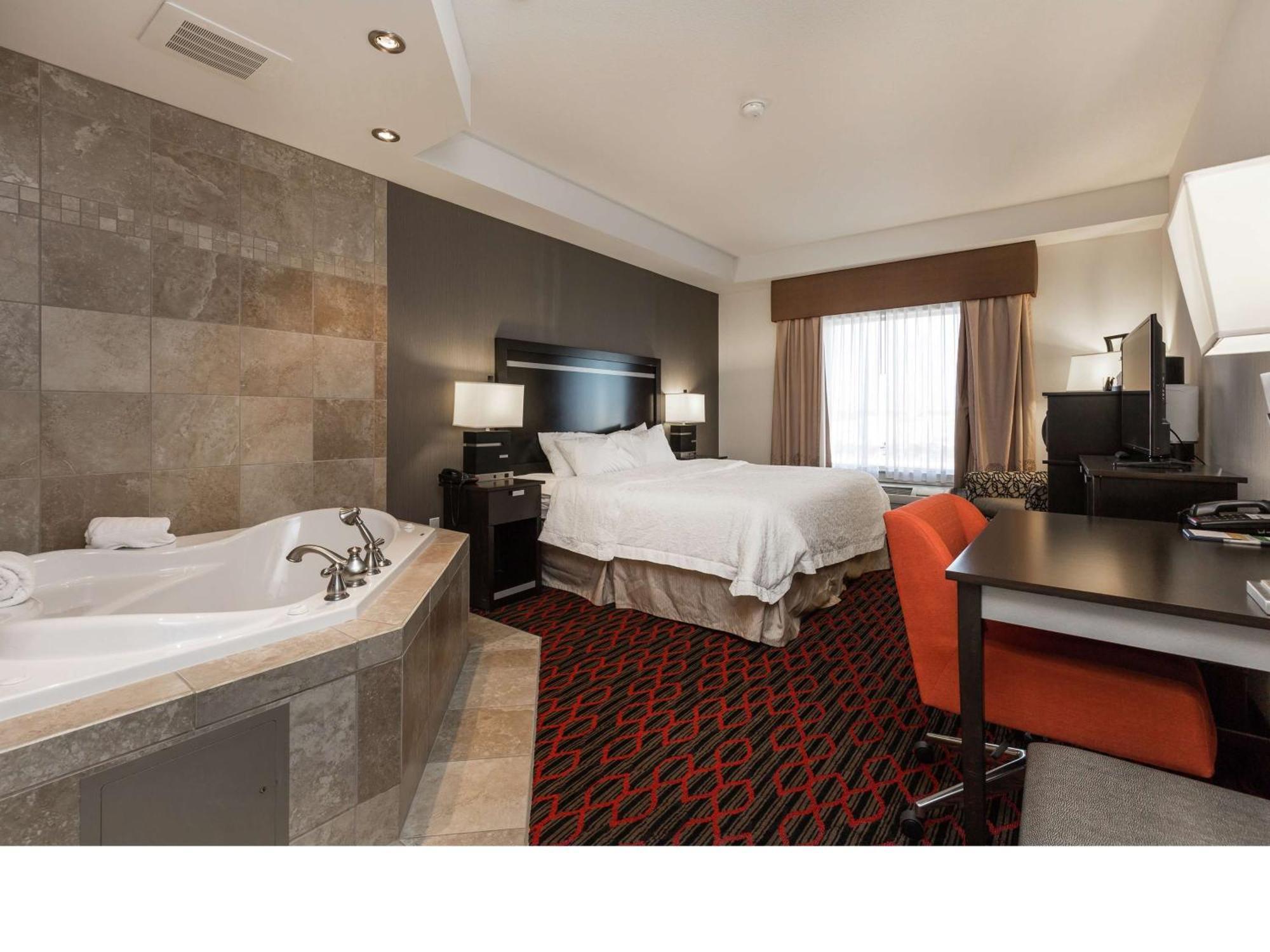 Hampton Inn & Suites By Hilton Lethbridge Exterior photo