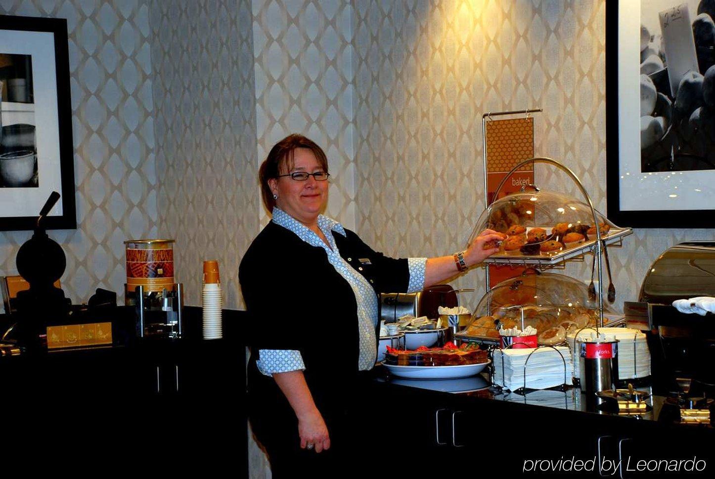 Hampton Inn & Suites By Hilton Lethbridge Restaurant photo