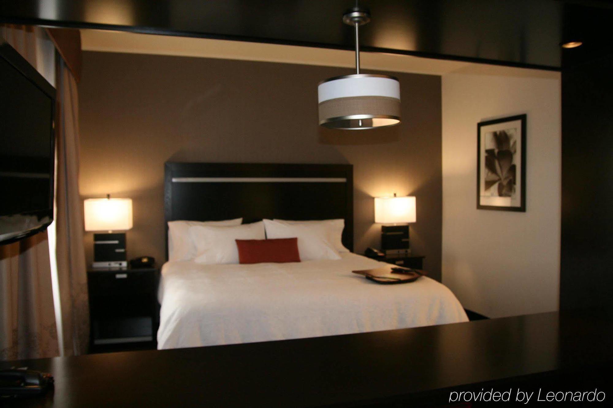 Hampton Inn & Suites By Hilton Lethbridge Room photo